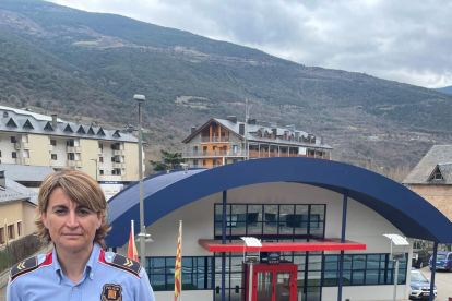 Les agents Claudia i Rosa, a la comissaria dels Mossos d’Esquadra a la Seu d’Urgell.