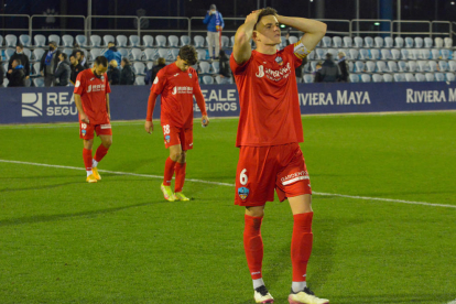 Febas pugna por un balón con la defensa del Espanyol.