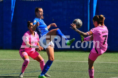Andrea Gómez lucha un balón (2-0)