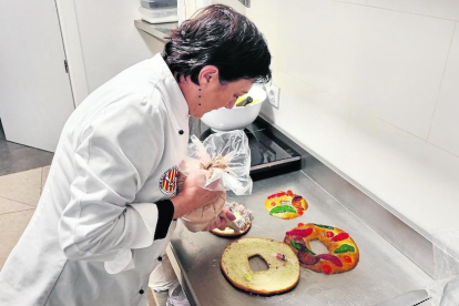  Venta de un roscón ‘madrugador’, ayer en la pastelería Monrabá de Lleida. 