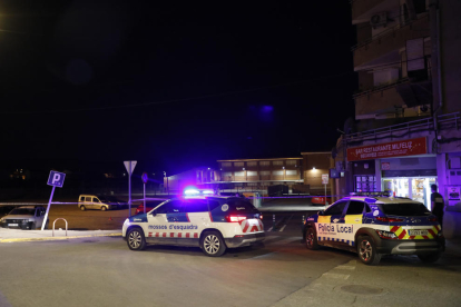 Un coche de los Mossos d’Esquadra y otro de la Policía Local de Les Borges en el lugar del crimen. 