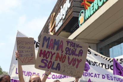 Las manifestantes con carteles justo delante del centro comercial Màgic