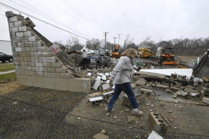 Suben a 27 los muertos por los tornados en EE.UU., con miles de casas destrozadas