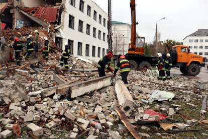 Los equipos de emergencia trabajan para encontrar víctimas en un edificio destruido por|para los bombardeos en Chernigov,