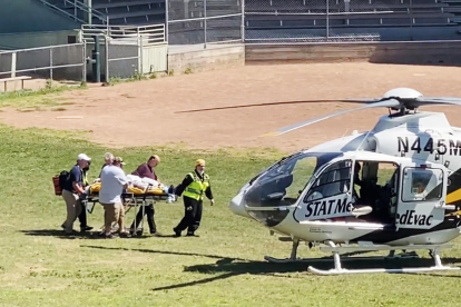 Imatge del trasllat de Salman Rushdie en helicòpter per ser atès en un hospital després de l’atac.