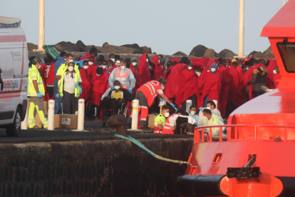 Rescatan a 392 migrantes a bordo de ocho pateras en aguas canarias