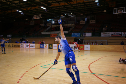 Oriol Vives celebra el segon gol del partit, que va començar a encarrilar el triomf per als lleidatans.