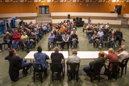 Más de 70 agricultores se reunieron anoche en Verdú convocados por la plataforma ‘Pagesos o conills’. 