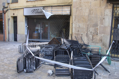 Las llamas calcinaron sillas y la entrada del local situado en la plaza dels Àlbers de Tàrrega.  