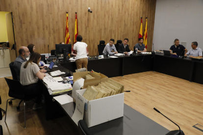 El escrutinio definitivo ayer en la junta electoral de zona de Lleida.