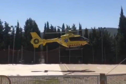 Imagen del helicóptero sobrevolando la pista polideportiva.