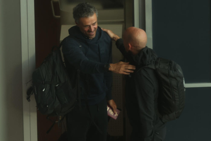 Luis Enrique y Rubiales se saludan tras aterrizar en Madrid.