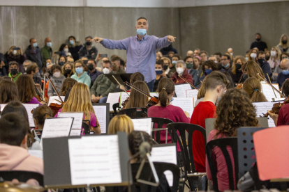 Uns 150 alumnes de Lleida omplen de música el Mercat del Pla