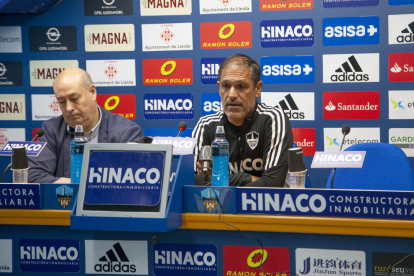 Vicente Javaloyes y Toni Seligrat, con gesto serio, al anunciar la marcha al Valencia del entrenador del equipo leridano.