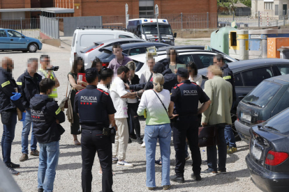 El investigado, con una réplica de un cuchillo explicando su versión de lo ocurrido. 