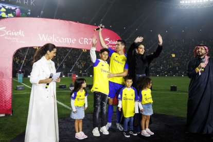 Cristiano Ronaldo i la seua família, ahir durant la presentació.