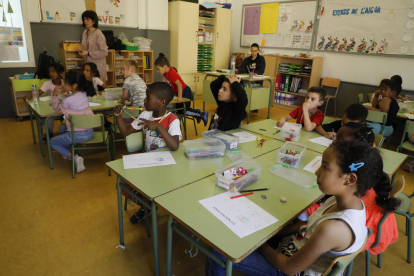 Alumnos de primero de Primaria del colegio Magí Morera, en la ciudad de Lleida, ayer en clase.