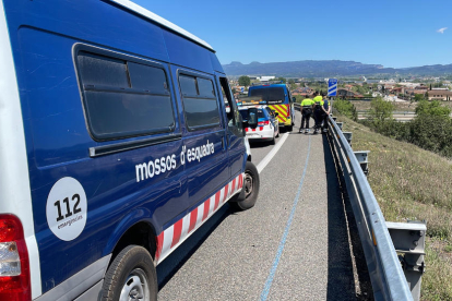 Mossos al lloc en què es va produir l’accident.