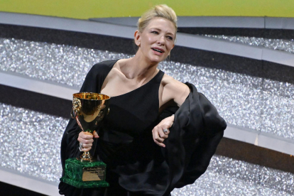 Cate Blanchett, ayer en el Festival de Venecia con la Copa Volpi de mejor actriz por su papel en ‘TAR’.