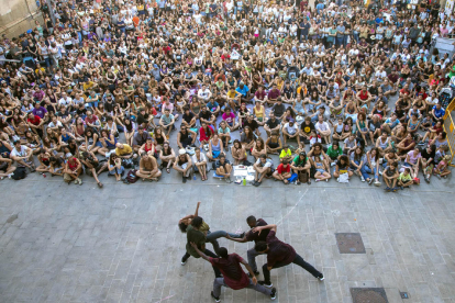 La plaça Major, a vessar d’espectadors ahir a la tarda.