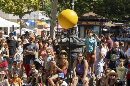 La plaça Major, a vessar d’espectadors ahir a la tarda.