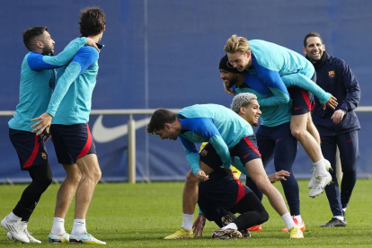 Jugadores del Barça ayer durante el entrenamiento previo al partido de Copa de esta noche.