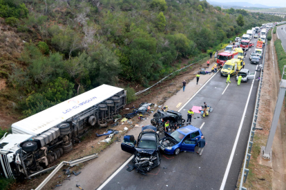 Set ferits en un accident entre un camió i quatre turismes a l'AP-7 a Amposta