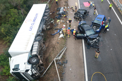 Siete heridos en un accidente entre un camión y cuatro turismos en la AP-7 en Amposta