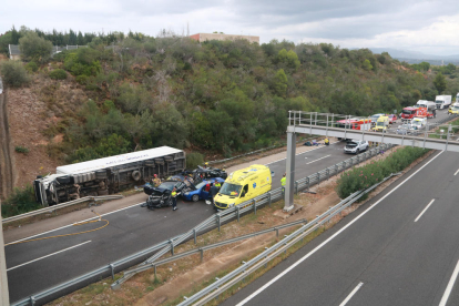 Set ferits en un accident entre un camió i quatre turismes a l'AP-7 a Amposta