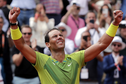 Rafa Nadal aixeca els braços al cel de París després de conquerir el catorzè Roland Garros.