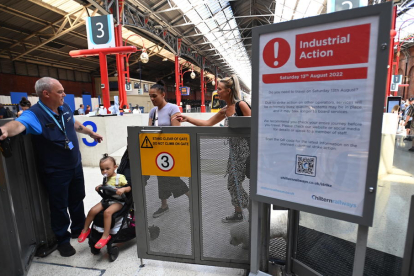 Una vaga de trens causa severes restriccions en el transport ferroviari del Regne Unit