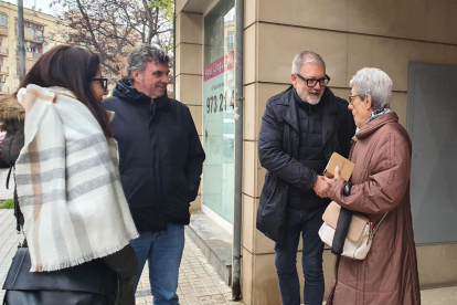 El líder local del PSC, Fèlix Larrosa, de visita ahir per Balàfia.