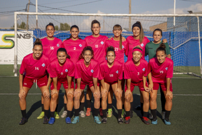 La plantilla i el cos tècnic del renovat projecte AEM, amb l’única absència d’Iris Aixalà, que no hi era en el moment de la foto.