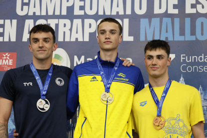 Ferran Julià (CN Sabadell), amb la medalla de plata, al podi de la prova dels 400 metres lliures.