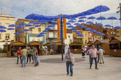 La plaza de Sant Pere acoge a los 12 expositores relacionados con el sector de la pesca. 