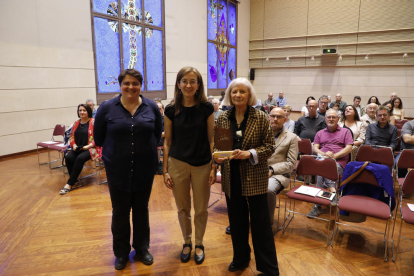 Estefania Rufach, Eulàlia Pagès y Alicia Giménez Bartlett tras recibir el premio, ayer en la UdL.