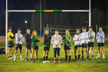 Los once jugadores del Inef Lleida Rugby Club, siete chicos y cuatro chicas, que han sido convocados esta temporada con Catalunya.