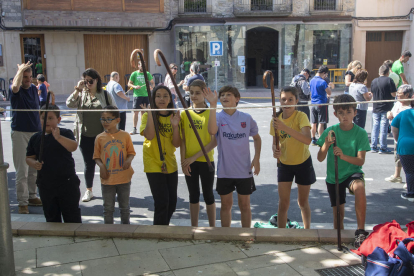 Participants ahir en la primera Trobada de Jocs Tradicionals que se celebra a Verdú.