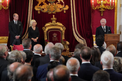 Fills i nets de la reina llegeixen missatges de ciutadans a Balmoral.