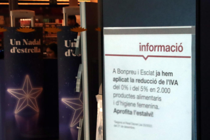 Al Bon Preu de Vic un cartel en la entrada informa de que se ha aplicado una reducción del IVA en más de 2.000 productos.