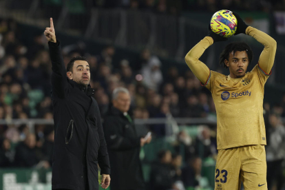 Xavi dona instruccions durant el partit davant del Betis.