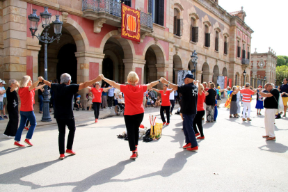 El Parlament celebra su 90 aniversario  -  La Cámara celebra esta efeméride y la Diada todo  este fin de semana con una fiesta popular y dos jornadas de puertas abierta. Ayer, ante su fachada principal se instaló un escenario donde hubo una “b ...