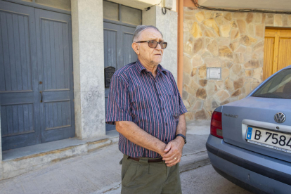 Veïns de Puigverd de Lleida juguen al dòmino a la llar de jubilats.