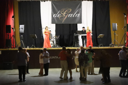 Torregrossa. Sesión de baile con el grupo De Gala ayer durante los actos de la fiesta mayor. 
