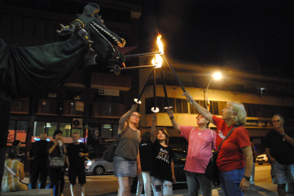 Mollerussa. El drac dels Diables ARF va encendre les torxes.