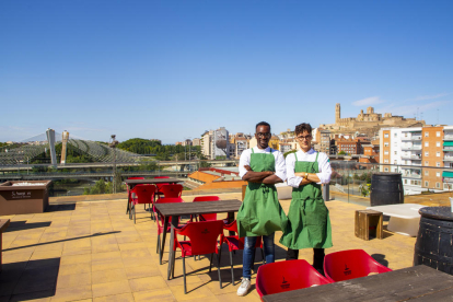 Daniel López y Nidi Niaby, uno de sus trabajadores, ayer en la terraza del restaurante ‘Alombra’. 