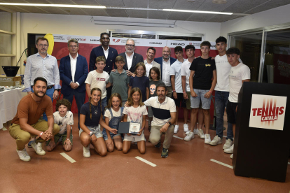 L’alcalde Fèlix Larrosa, amb alguns premiats i directius.