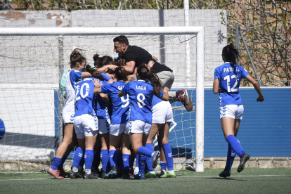 Pixu, que volvía ayer al Recasens tras su marxa del AEM el pasado verano, remata un balón.