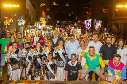 Autoritats, pubilles, la comissió de festes i el pregoner, Sique Rodríguez, ahir a la nit en el primer acte de les festes majors del barri de Pardinyes.