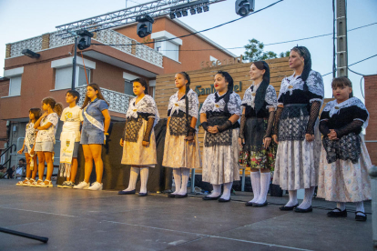 Autoridades, ‘pubilles’, la comisión de fiestas y el pregonero, Sique Rodríguez, anoche en el primer acto de las fiestas mayores del barrio de Pardinyes. 